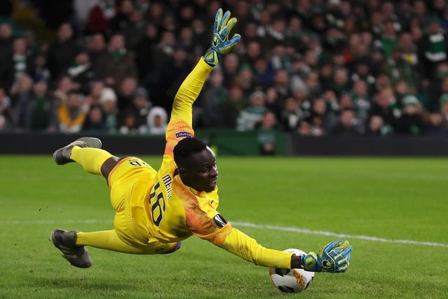 Chelsea look to be close to landing their seventh signing of the summer, with a £25m deal for Rennes goalkeeper Edouard Mendy close to completion. The deal would take the Blues' summer spending up to around £226m (Sky Sports)