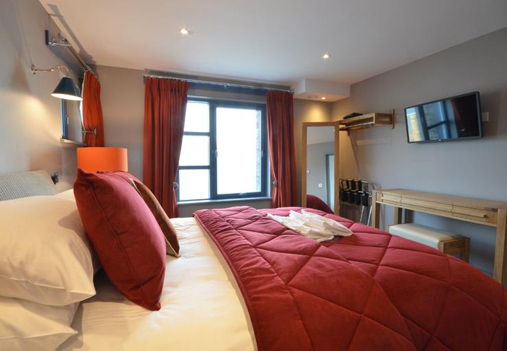 The mater bedroom has a comfy kingsize bed.