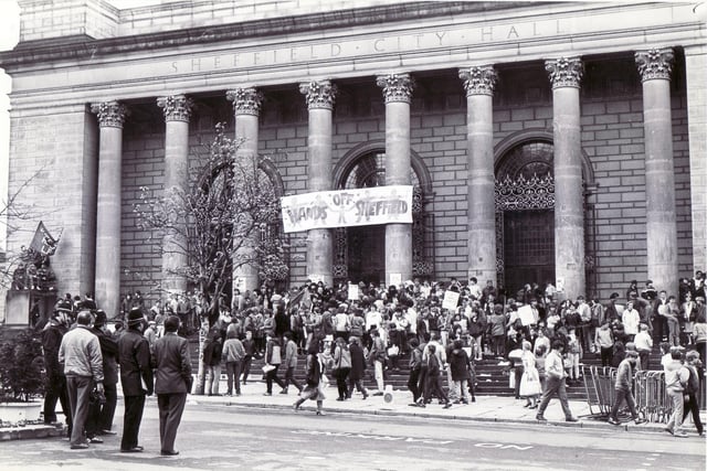 School pupils rally at the City Hall - 25th April 1985