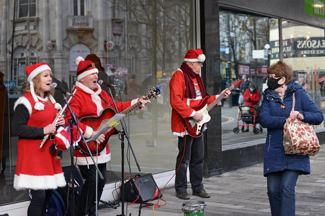 Singers entertain Christmas Shoppers with Christmas Songs outside the Frenchgate Centre. Picture: NDFP-22-12-20-ChristmasShopping 10-NMSY