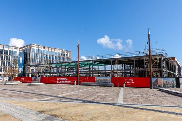 The new 120-bed Holiday Inn at Keel Square in Sunderland city centre is being built as part of the Riverside Sunderland development – with the metal frame of the four-storey hotel now in place. Plans for the new £18m hotel were first approved in 2019 when they were brought forward by Cairn Group, with work commencing at the site over the course of last year. Cairn Group’s Richard Warren has revealed that it is now “full steam ahead” to get the construction complete and the hotel open for spring next year.