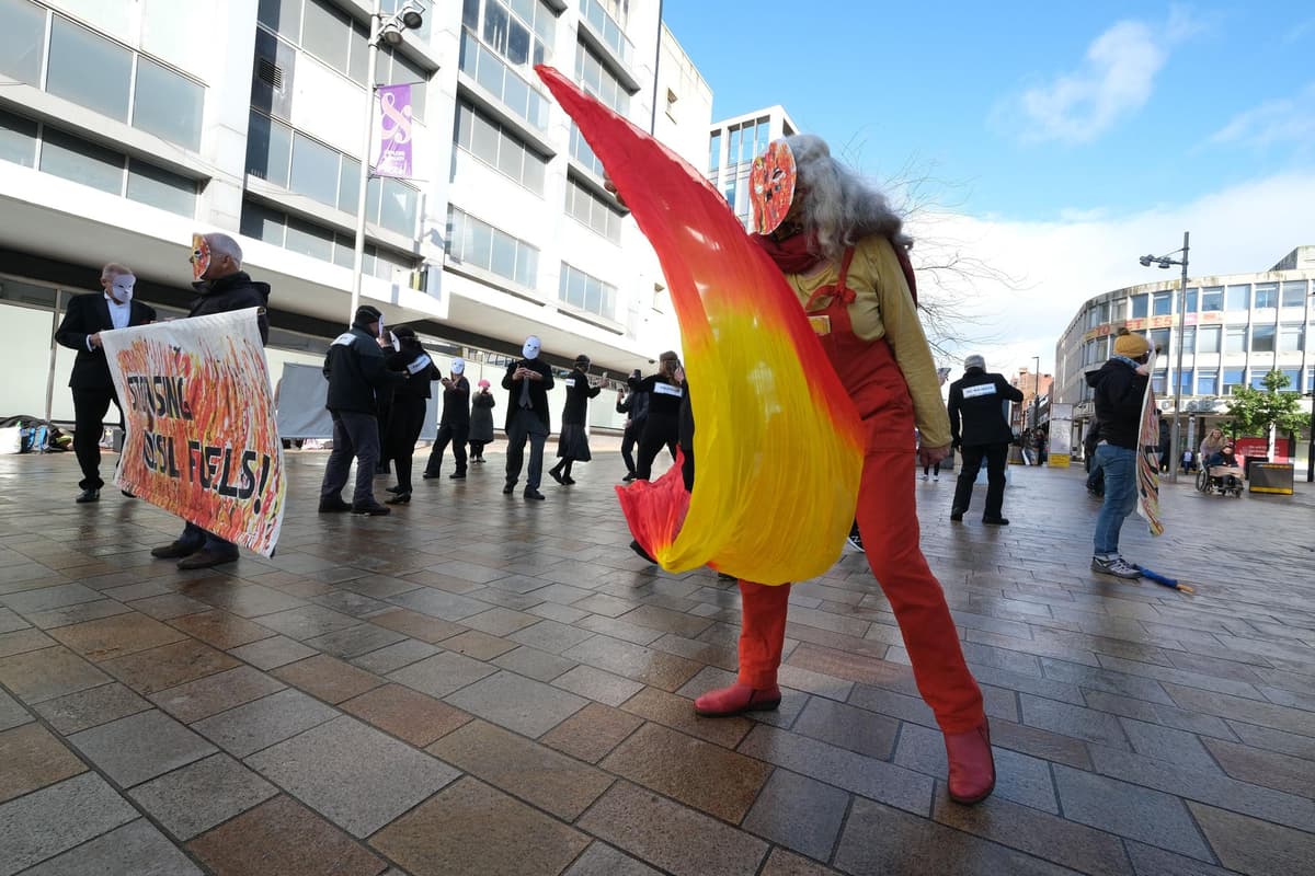 Flash Mob Proteste Extinction Rebellion holds flash mob protest in Sheffield to draw ...