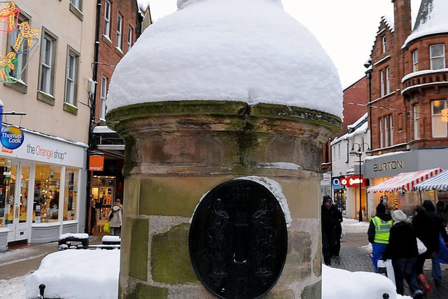 Snow scenes in and around Falkirk High Street (Pic: Michael Gillen)