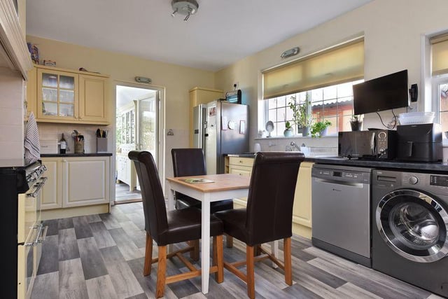 The first room we look at is the dining kitchen, which is decorated with a modern finish.