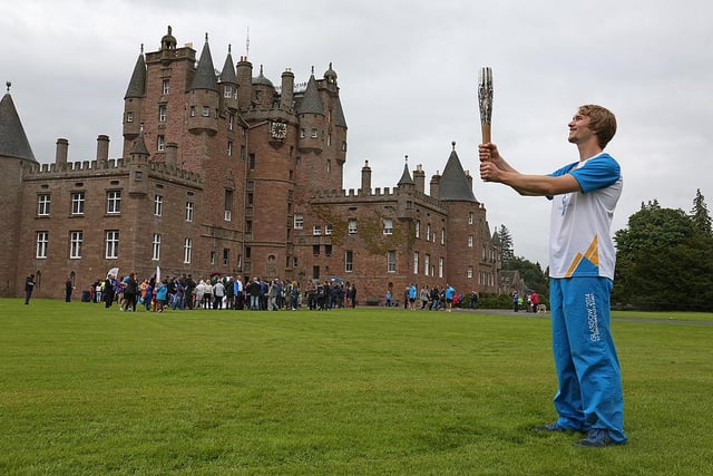 The Glasgow 2014 Queen's Baton relay is seen at which landmark?