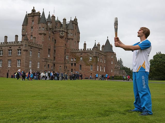 The Glasgow 2014 Queen's Baton relay is seen at which landmark?