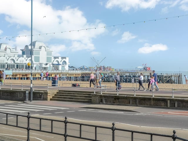 It is just a hop, skip and a jump from South Parade Pier, with Canoe Lake not much further. You are also close to the heart of Southsea, with all its shopping as well as restaurants, pubs and bars.