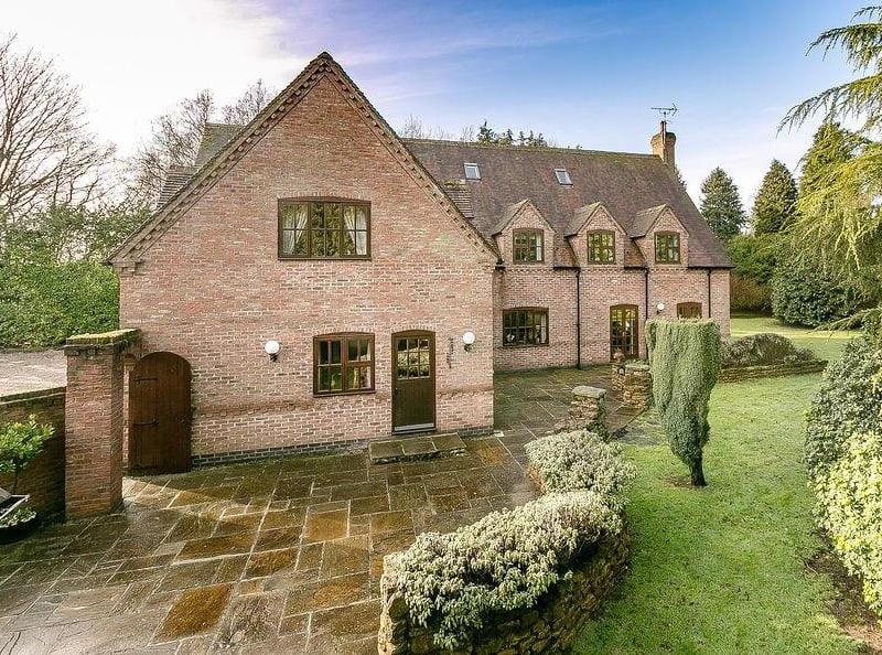 A different view of Loxley Lodge. It looks even better from this angle, doesn't it?