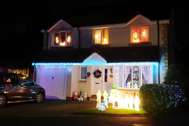 Picture: Michael Gillen. Kinnaird and The Inches Residents Association Christmas Lights Competition
