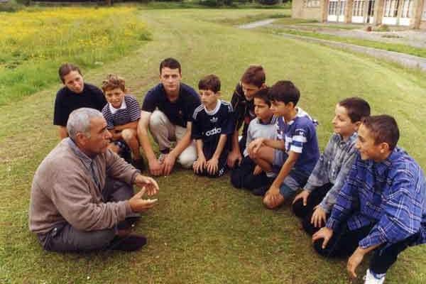 Kosovan children at former Folkwood Secondary School, Ringinglow Road - June 1999.