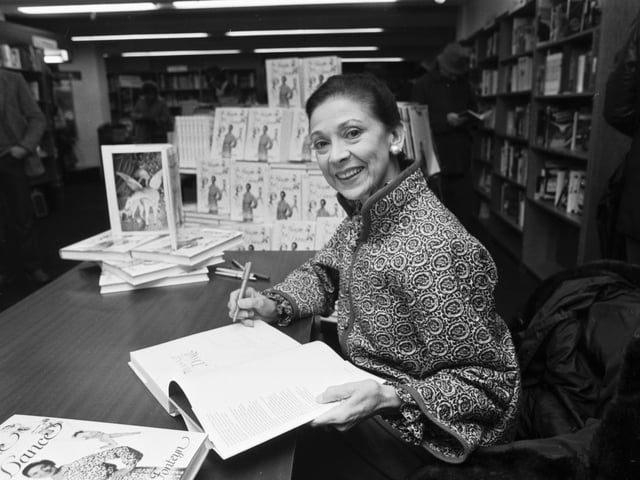 Ballet dancer Dame Margot Fonteyn signing copies of her book 'Magic of the Dance' at John Smith's bookshop in Glasgow, January 1980.