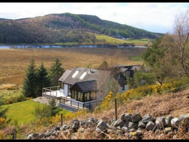 Set in nearly two acres, this converted traditional Highland cottage, offers a garden room and sun porch, both with full height glazed panels for you to truly appreciate the landscape before you. It also offers balconies which offer panoramic views over the Kyle of Sutherland.
399,995 GBP