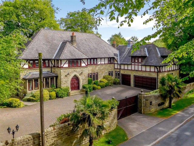 Tudor Lodge is located in one of the most exclusive residential locations on the fringe of the popular North Leeds suburb of Scarcroft, with a variety of shopping and recreation facilities close by.