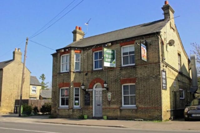 This three bed pub is situated in the village of Cottenham in Cambridgeshire, and benefits from a main bar, games room, commercial kitchen, accommodation and a self contained studio apartment. Guide price of 450,000 GBP