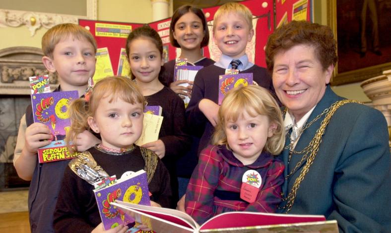 Children who won a SLAMDUNK reading competition in 2000 with Mayor Maureen Edgar.