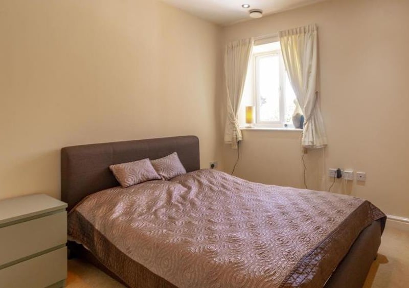 You'd be sure to sleep well in this comfortable bedroom. Especially when you consider it has underfloor heating, like all the rooms at the property.