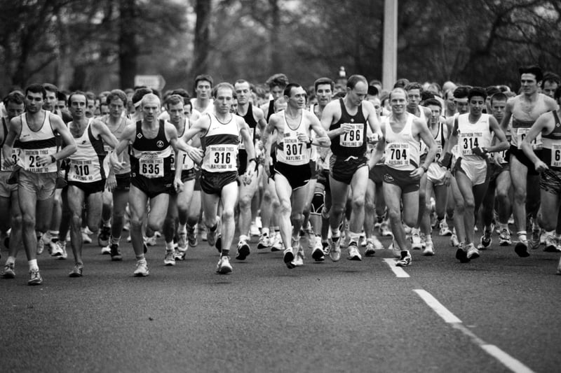 The off-runners begin the ten mile Hayling Island marathon, 1994. The News PP4962