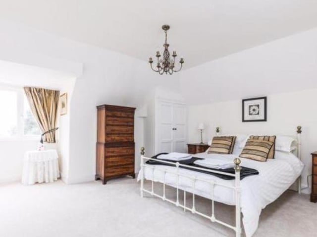 This 5-bedroom detached house is up for £1,275,000. View it here: https://bit.ly/3bzjhBk