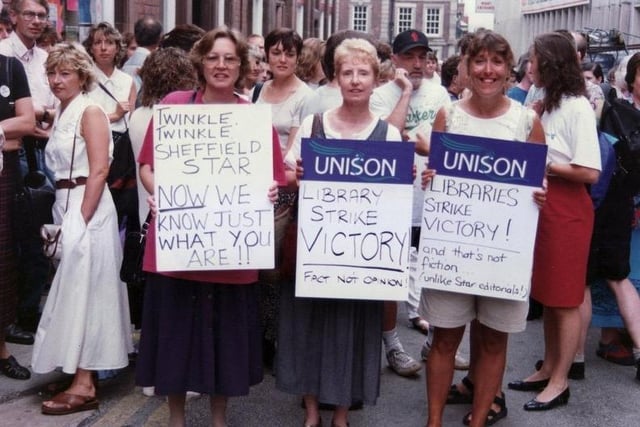 Library staff protesting outside the Star offices - 1 August 1995

Photo: Sheffield Newspapers