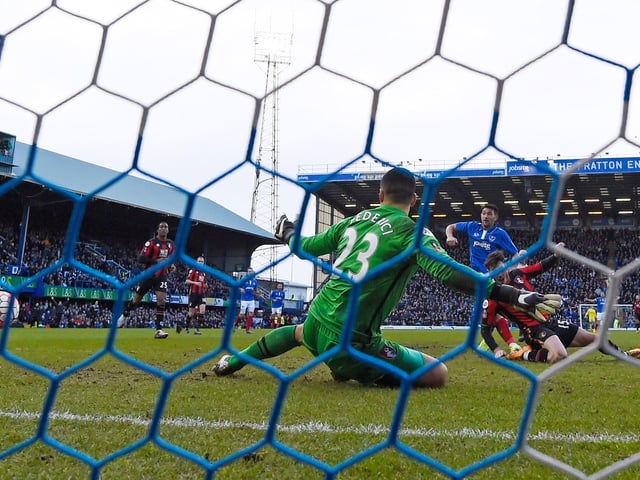 A total of 48 passes and 2min 25sec of footballing heaven before Roberts applies the finish to one of Pompey's goal GOATs.