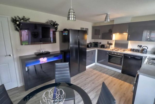 You cannot fail to be impressed by this spacious, contemporary dining kitchen, which boasts a range of high gloss wall and base units with matching drawers, roll-edge worktop and sink and drainer.