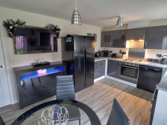 You cannot fail to be impressed by this spacious, contemporary dining kitchen, which boasts a range of high gloss wall and base units with matching drawers, roll-edge worktop and sink and drainer.