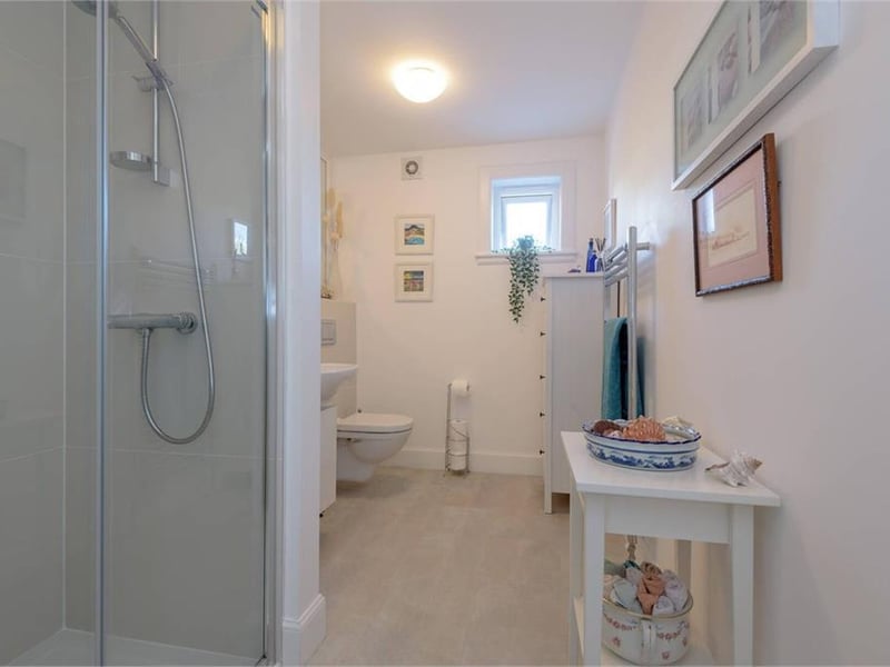 Shower room.