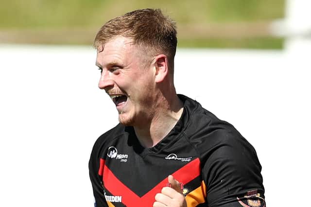 Former Bradford Bulls centre Ross Oakes has signed a two-year deal with Sheffield Eagles.