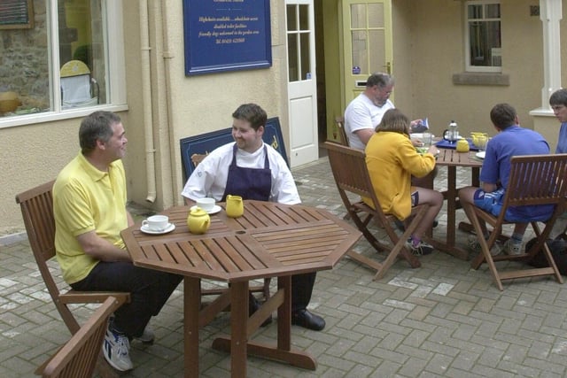 Al Fresco diners at The Courtyard cafe, Hope in 2000