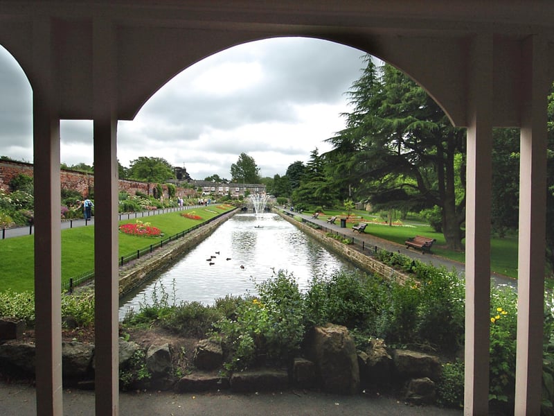 Located opposite Roundhay Park, Canal Gardens is a hidden gem bursting with vibrant flowers and an eye-catching body of water and peaceful surroundings.