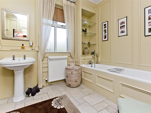 Principal bedroom en-suite.