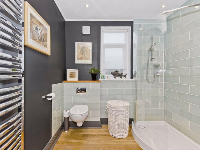 Shower room 1.