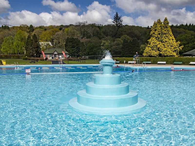 If you want the beauty of the moors without the brutal trek, Ilkley is the ideal rail destination. The station puts you right in the heart of town for independent shopping, fine dining, and tea room stops, with the option of a short, gentle stroll along the River Wharfe.