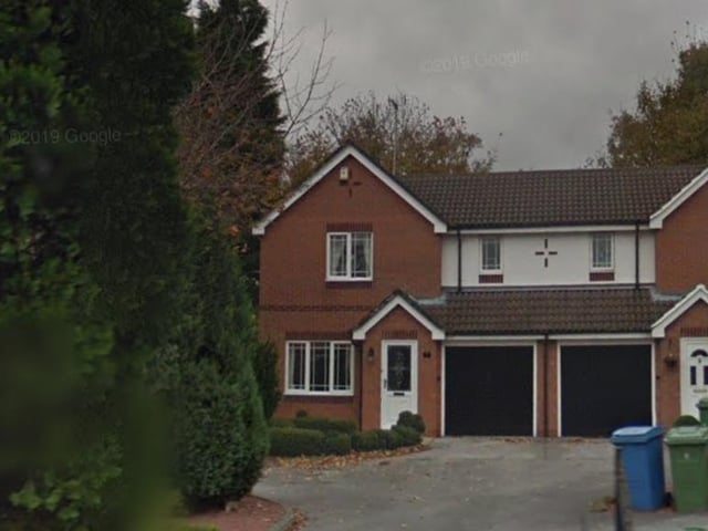 This three bedroom semi-detached house has a lounge/ dining room. Marketed by EweMove Sales & Lettings, 01623 355636.