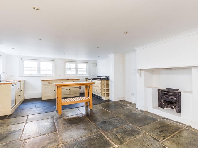 The kitchen has a dining area, peninsular style divide with work surfaces