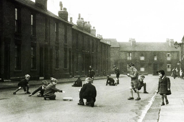 Children playing in Nidd Road, Attercliffe, in 1960