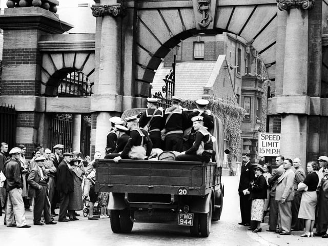 Picture taken on August 24, 1939 showing British sailors arriving at the Royal Naval Barracks in Portsmouth as part of the British mobilization due to the international crisis. (Photo by - / AFP) (Photo by -/AFP via Getty Images)