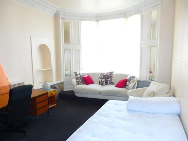 This HMO-licensed property comprises a large reception hall, fully fitted kitchen with dining area, bathroom and three large bedrooms. It is situated a short distance from both Glasgow University and Kelvinbridge underground station. It is for let through KPM Residential, listed on CityLets