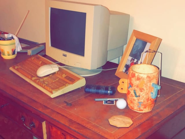 This computer looks like it could date back to the late 1990s.