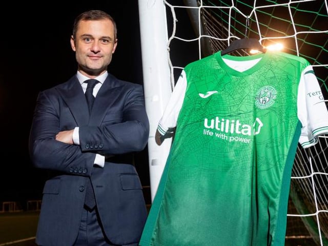 How many current SPFL managers have previously played a competitive game for Celtic? (as of 00.01 December 24, 2021)