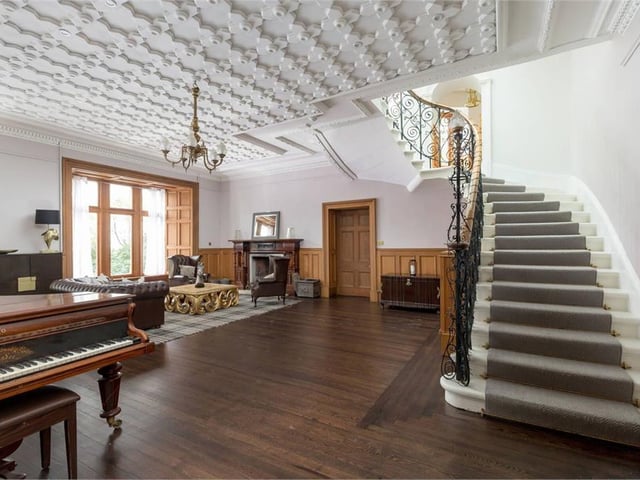 Sitting room and staircase.