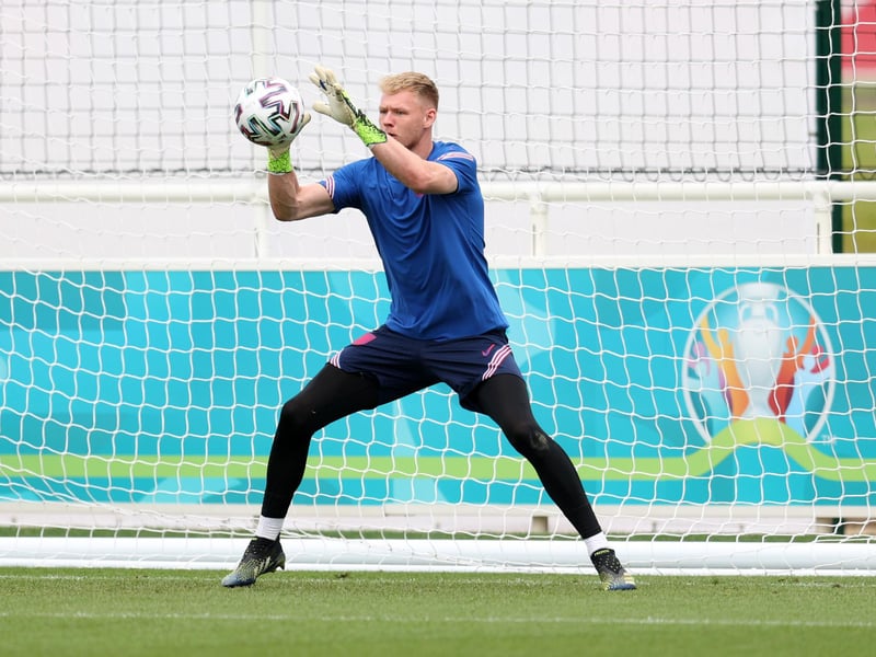 Arsenal have been named the bookies' firm favourites to sign Sheffield United goalkeeper Aaron Ramsdale. Arsenal are said to have made "initial contact" with the Blades as they look to land the 23-year-old stopper, who has also been linked with Spurs. (SkyBet/The Athletic)