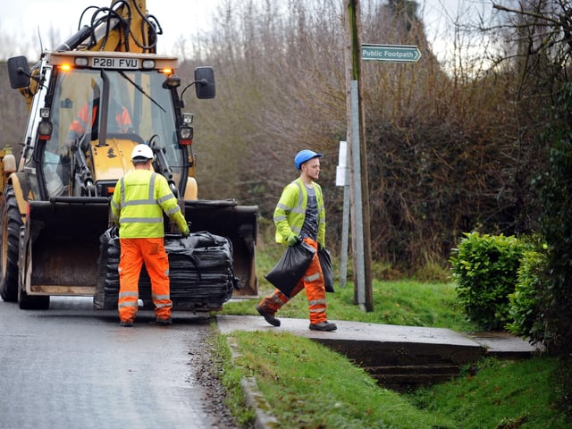 Doncaster Council workers pictured delivering Sandbags to residents on Trundle Lane, Fishlake. Picture: NDFP-19-01-21-FloodAlert Fishlake 1-NMSY