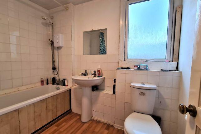 This is what the bathroom looks like.