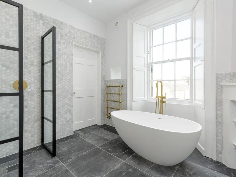 Bedroom 2 en-suite bathroom.