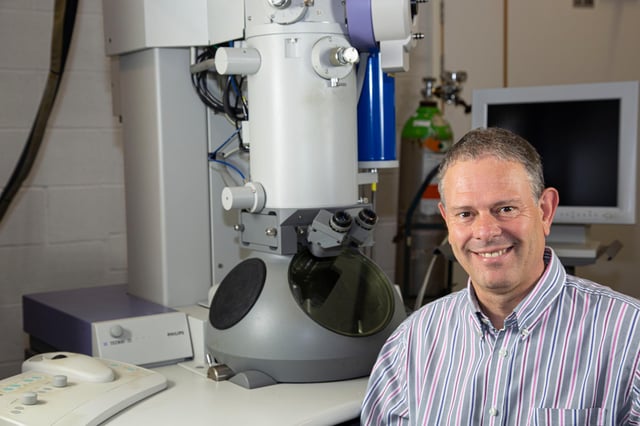 Le professeur Mark Rainforth du Département de science et génie des matériaux de l'Université de Sheffield.