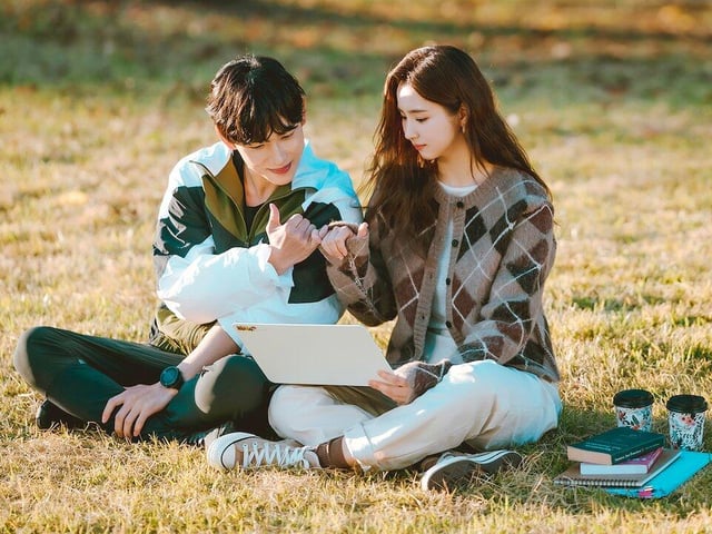 Run On is a 16 episode-long romantic comedy that was released on Netflix in 2020. It follows a former professional sprinter who is training to become a sports agent when he falls in love with a subtitle translator.