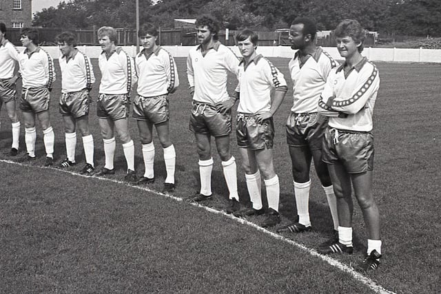 The Buxton FC team paying tribute to former chairman Stan Wheatcroft in 1989 who was involved with the club for sixty years