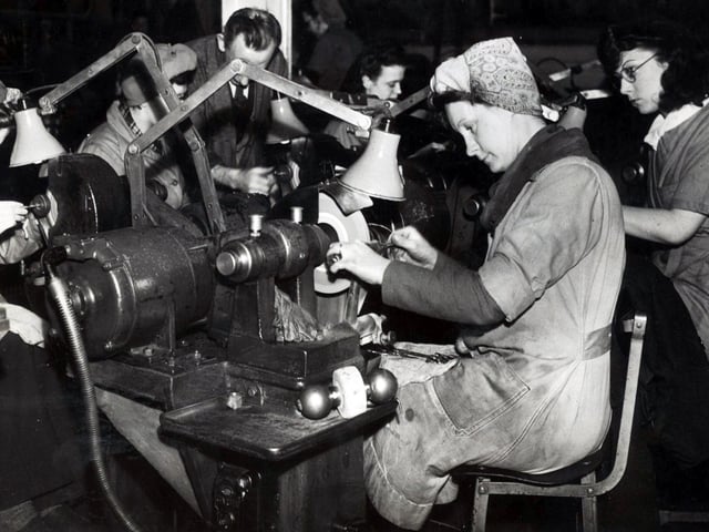Grinding high speed twist drills at Arthur Balfour Steel Works, Broughton Lane, Attercliffe, Sheffield, March 8, 1946