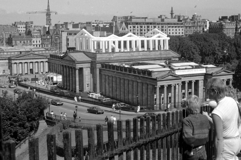 American artist Vera Simons created an inflatable sculpture for the National Gallery of Scotland during Edinburgh Festival 1986